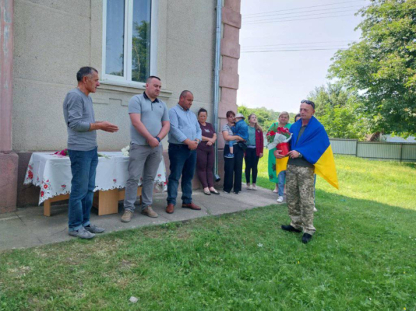 У селі Верхні Синівці зустріли військового Віталія Дамаскіна, якого повернули з полону &raquo; Чернівецький промінь | Новини. Буковина. Чернівці