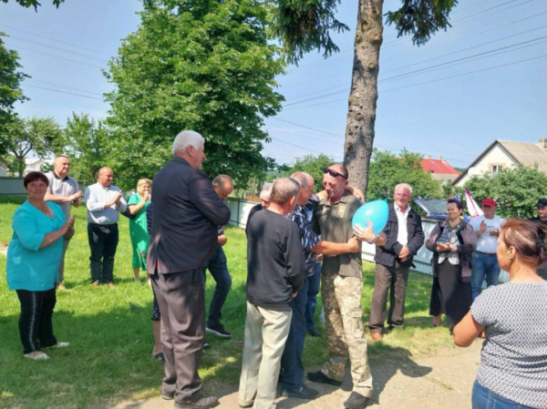 У селі Верхні Синівці зустріли військового Віталія Дамаскіна, якого повернули з полону &raquo; Чернівецький промінь | Новини. Буковина. Чернівці