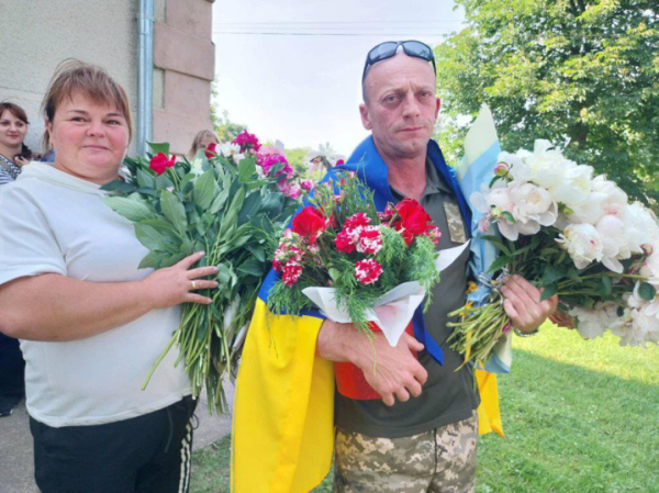 У селі Верхні Синівці зустріли військового Віталія Дамаскіна, якого повернули з полону &raquo; Чернівецький промінь | Новини. Буковина. Чернівці