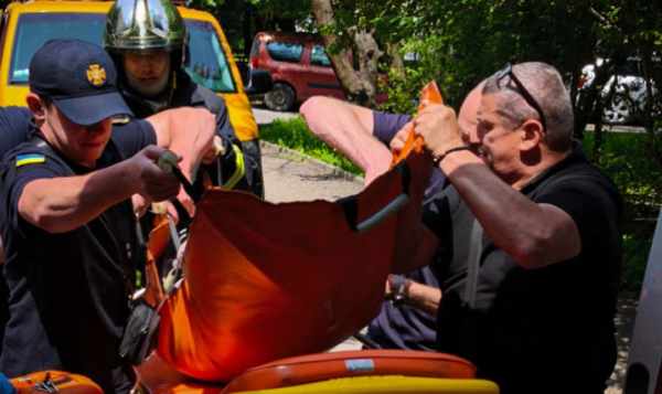 У Чернівцях вогнеборці врятували чоловіка під час пожежі у підвалі під'їзду » Чернівецький промінь | Новини. Буковина. Чернівці У Чернівцях вогнеборці врятували чоловіка під час пожежі у підвалі під'їзду » Чернівецький промінь | Новини. Буковина. Чернівці