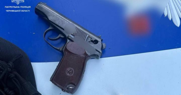 У Чернівцях, біля вокзалу, поліція затримала чоловіка з пістолетом » Чернівецький промінь | Новини. Буковина. Чернівці У Чернівцях, біля вокзалу, поліція затримала чоловіка з пістолетом » Чернівецький промінь | Новини. Буковина. Чернівці