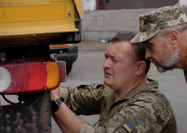 Вантажівка для військовослужбовців: волонтери «Української команди» передали на фронт 12-тонник » Чернівецький промінь | Новини. Буковина. Чернівці Вантажівка для військовослужбовців: волонтери «Української команди» передали на фронт 12-тонник » Чернівецький промінь | Новини. Буковина. Чернівці