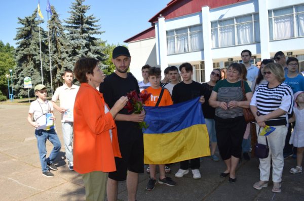 Чекаємо кожного воїна вдома. У Новоселиці зустріли захисника Пилипа Бондаренка, який повернувся з полону » Чернівецький промінь | Новини. Буковина. Чернівці Чекаємо кожного воїна вдома. У Новоселиці зустріли захисника Пилипа Бондаренка, який повернувся з полону » Чернівецький промінь | Новини. Буковина. Чернівці