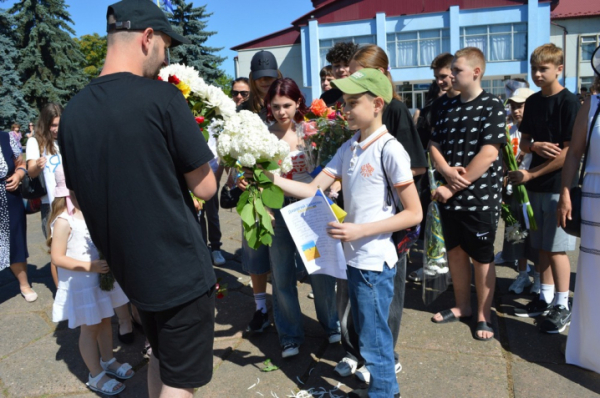 Чекаємо кожного воїна вдома. У Новоселиці зустріли захисника Пилипа Бондаренка, який повернувся з полону » Чернівецький промінь | Новини. Буковина. Чернівці Чекаємо кожного воїна вдома. У Новоселиці зустріли захисника Пилипа Бондаренка, який повернувся з полону » Чернівецький промінь | Новини. Буковина. Чернівці