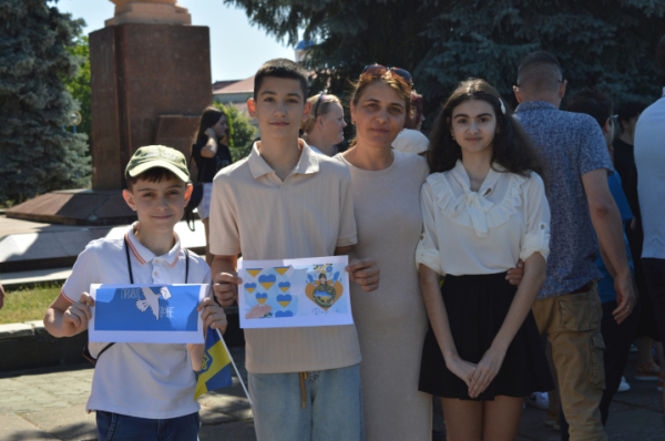 Чекаємо кожного воїна вдома. У Новоселиці зустріли захисника Пилипа Бондаренка, який повернувся з полону » Чернівецький промінь | Новини. Буковина. Чернівці Чекаємо кожного воїна вдома. У Новоселиці зустріли захисника Пилипа Бондаренка, який повернувся з полону » Чернівецький промінь | Новини. Буковина. Чернівці