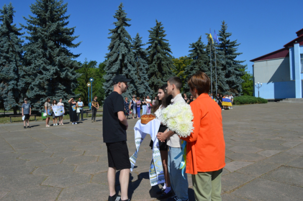 Чекаємо кожного воїна вдома. У Новоселиці зустріли захисника Пилипа Бондаренка, який повернувся з полону » Чернівецький промінь | Новини. Буковина. Чернівці Чекаємо кожного воїна вдома. У Новоселиці зустріли захисника Пилипа Бондаренка, який повернувся з полону » Чернівецький промінь | Новини. Буковина. Чернівці