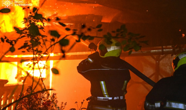 У Сторожинці палав великий житловий будинок: рятувальників викликали очевидці » Чернівецький промінь | Новини. Буковина. Чернівці У Сторожинці палав великий житловий будинок: рятувальників викликали очевидці » Чернівецький промінь | Новини. Буковина. Чернівці