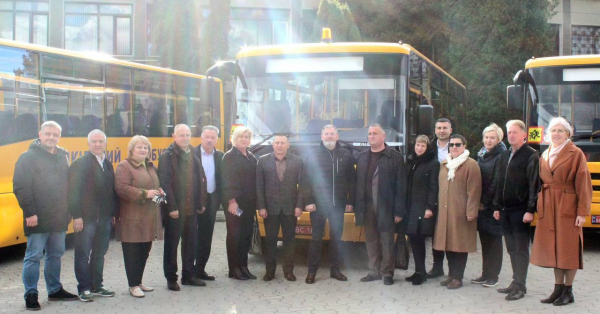 Громади Буковини отримали ще дев’ять шкільних автобусів » ТВА Громади Буковини отримали ще дев’ять шкільних автобусів » ТВА