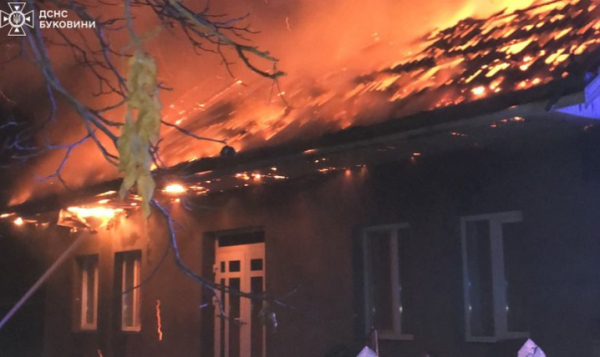Хлопчик відчув запах диму і розбудив рідних: на Буковині згорів житловий будинок » Чернівецький промінь | Новини. Буковина. Чернівці Хлопчик відчув запах диму і розбудив рідних: на Буковині згорів житловий будинок » Чернівецький промінь | Новини. Буковина. Чернівці