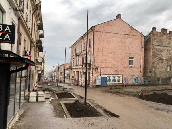 На Заньковецької встановили стовпи посеред вулиці. Вона буде пішохідна » Чернівецький промінь | Новини. Буковина. Чернівці