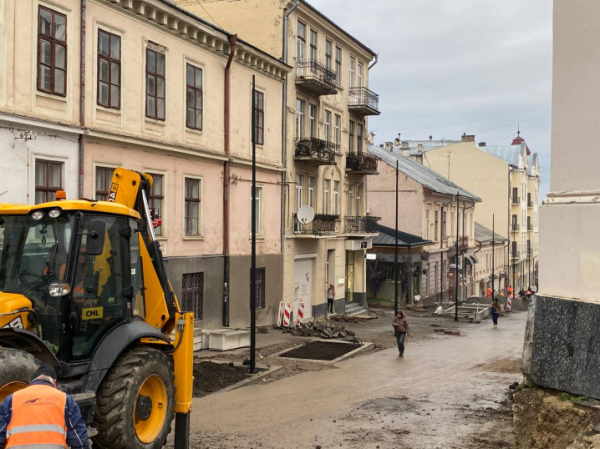 На Заньковецької встановили стовпи посеред вулиці. Вона буде пішохідна » Чернівецький промінь | Новини. Буковина. Чернівці