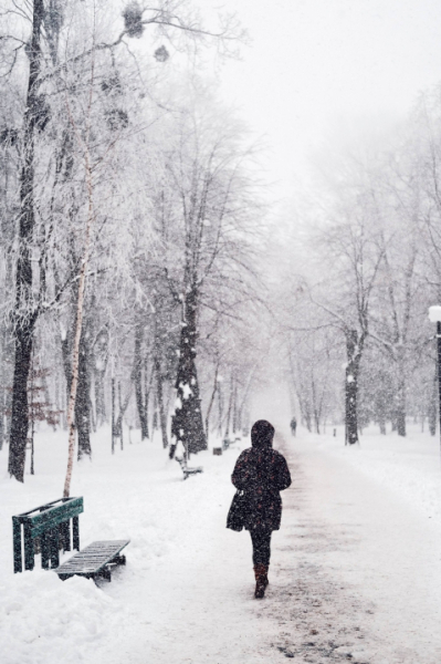 З ранку в місті сніжить і морозно З ранку в місті сніжить і морозно