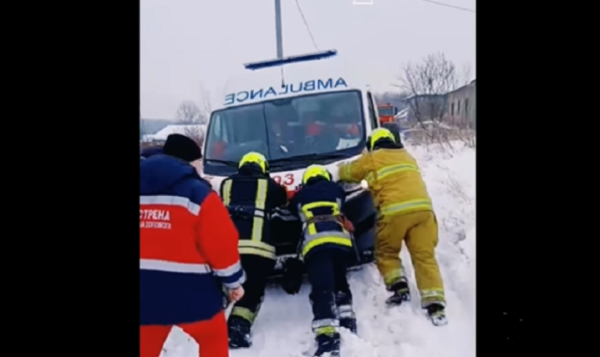 У Сторожинці рятувальники визволили машину "швидкої", яка застрягла у снігу » Чернівецький промінь | Новини. Чернівці. Буковина У Сторожинці рятувальники визволили машину "швидкої", яка застрягла у снігу » Чернівецький промінь | Новини. Чернівці. Буковина