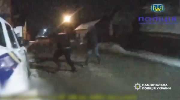 Зʼявилося відео нападу колишнього військового на поліцейських у Сторожинці &raquo; Чернівецький промінь | Новини. Чернівці. Буковина