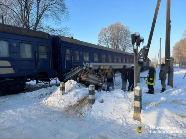 На Івано-Франківщині потяг в'їхав в авто на переїзді. Постраждала 5-річна дитина &raquo; Чернівецький промінь | Новини. Чернівці. Буковина