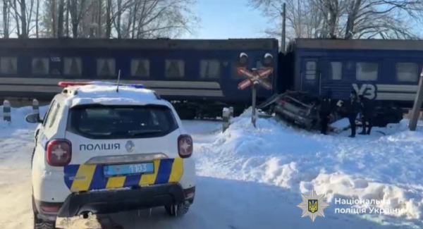 На Івано-Франківщині потяг в'їхав в авто на переїзді. Постраждала 5-річна дитина &raquo; Чернівецький промінь | Новини. Чернівці. Буковина