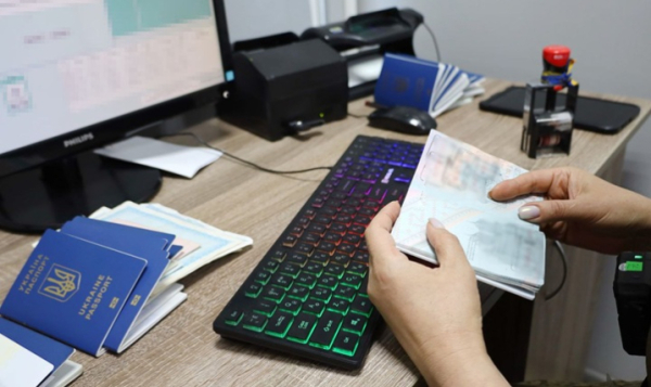 Надрукував свідоцтво про шлюб на папері: на Буковині чоловік намагався виїхати до Молдови &raquo; Чернівецький промінь | Новини. Чернівці. Буковина